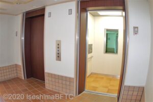 エレベーターの扉が開いたようす。