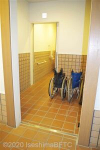 1階の車いす対応トイレの入口のようす。