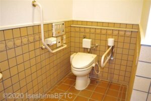 車いす対応トイレの手すりの位置が分かる写真。