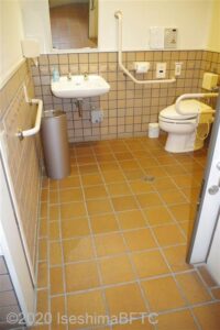 地下1階車いす対応トイレの入口のようす。