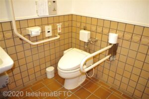 車いす対応トイレの手すりの位置が分かる写真。