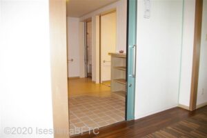 207号室、バリアフリータイプの洗面・浴室・トイレのみある部屋入口。スライドドアになっている。