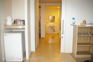 206号室と207号室の間の通路。コネクティングルームのようになっている。