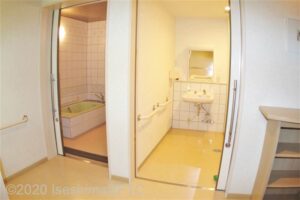 207号室のバリアフリータイプの浴室とトイレの入口のようす。右にトイレ、左に浴室がある。