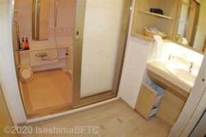 和洋室の洗面のようす。奥に浴室が見える。