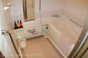 和洋室の浴室のようす。一般家庭で使われるようなユニットタイプになっている。