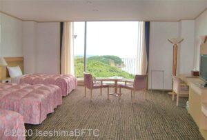 トリプルルームの室内のようす。広々とした室内にベッドが3台置いてある。
