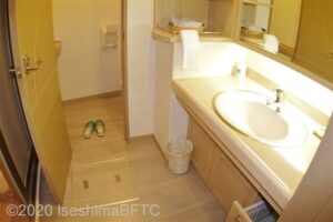 トリプルルームの洗面所のようす。奥にはトイレのドアが見える。