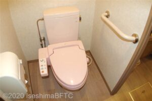 トイレは一般家庭用ぐらいの広さ。便器に向かって右側の壁には、横にI字手すりが付いている。