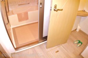 トリプルルームのの浴室への入口のようす。