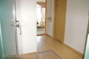12畳の和室の玄関のようす。上がりかまちに段差はない。