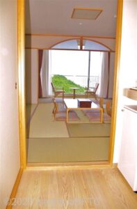玄関から和室への入り口。4センチの段差あり。