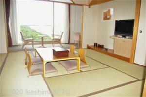 和室のようす。窓側には広縁があり、イスとテーブルが置かれている。