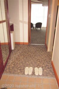 特別和洋室の玄関のようす。高級感のあるじゅうたん敷きになっている。