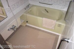 浴室を上から見たようす。浴槽の奥の壁によこ型の手すりが付いている。