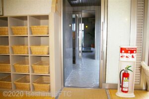 脱衣所から洗い場への入口。段差なし。