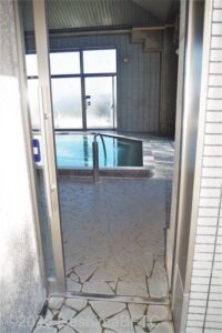 洗い場から浴槽がある場所への入り口のようす。段差はない。