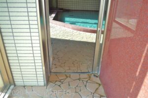 洗い場から浴槽がある場所への入り口のようす。段差はない。