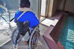 浴室から露天風呂への出入り口。通路が狭くて、車いすの方は通れない。