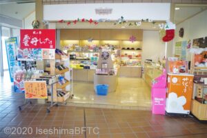 売店のようす。明るい店内には、さまざまな土産が並んでいる。
