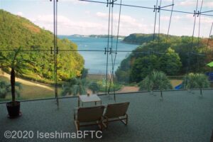 地下1階レストラン前のホールからの眺め。海が一望できる。