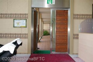 地下のレストラン横の扉。ここから外部へ出ることができる。