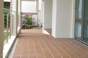 外にでるためのスロープのようす。床はレンガ色のタイル敷きになっている。