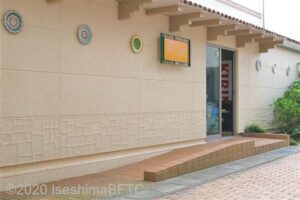 別棟にあるカラオケハウスのようす。入口に入るための段差解消スロープが設置されている。