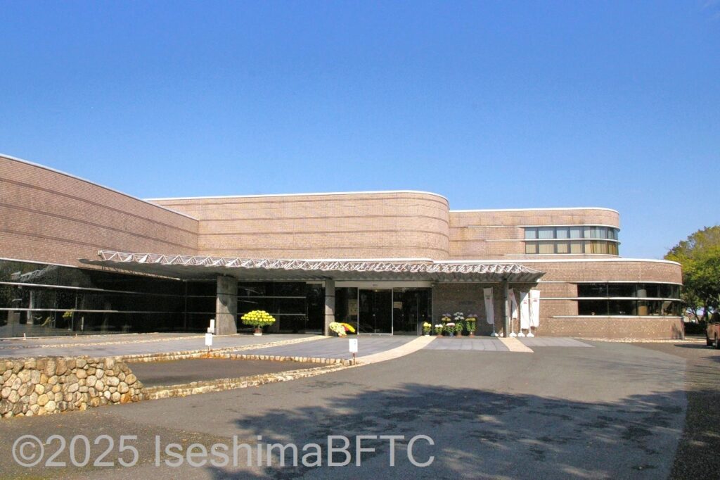 斎宮歴史博物館の外観。建物は薄茶色の２階建て。