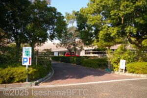 駐車場から博物館への段差のない通路