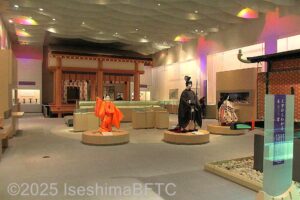 展示室Ⅰ「文字からわかる斎宮」室内奥に斎王居室の復元模型があるようす