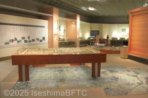 展示室Ⅱ「ものからわかる斎宮」展示室内のようす