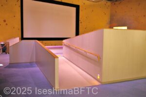 映像展示室のベンチへ行くスロープのようす