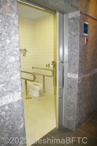 車いす対応トイレ入口