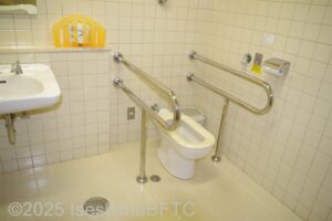 便器の両側にU型手すりが設置されている
