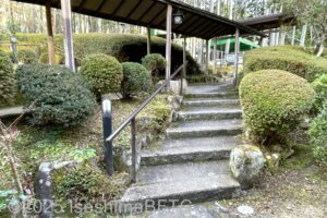 西館和洋室「松島」へ下る階段を松島側から見たところ