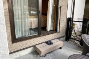 西館和洋室「松島」外部テラスと続く履き出し窓を外部から見たところ