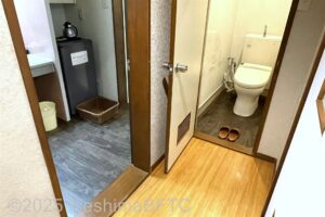西館和洋室「松島」洗面脱衣室入口とトイレ入口