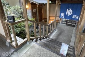 「吉祥の湯」へ向かう下り階段