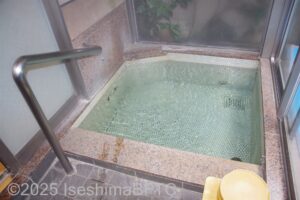 露天付き貸切風呂「睦の湯」浴槽のようす