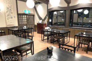 お食事処「忍者屋敷」店内から入口方向を見たところ