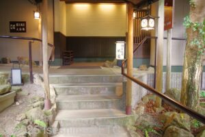 中宴会場「鶴・亀」入口の階段