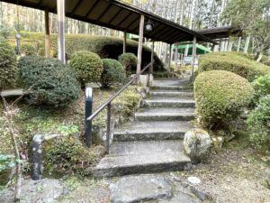 西館和洋室「松島」へ下る階段を松島側から見たところ