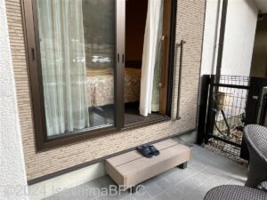 西館和洋室「松島」外部テラスと続く履き出し窓を外部から見たところ