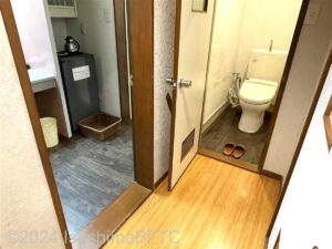 西館和洋室「松島」洗面脱衣室入口とトイレ入口