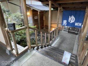 「吉祥の湯」へ向かう下り階段
