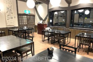 お食事処「忍者屋敷」店内から入口方向を見たところ