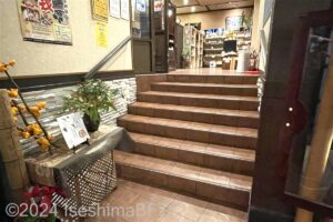 フロントから売店への階段