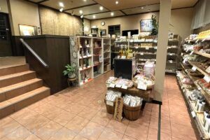 売店と、喫茶コーナーへの階段