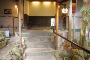 中宴会場「鶴・亀」入口の階段